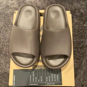 Yeezy slides, size 4, Color dark brown soot